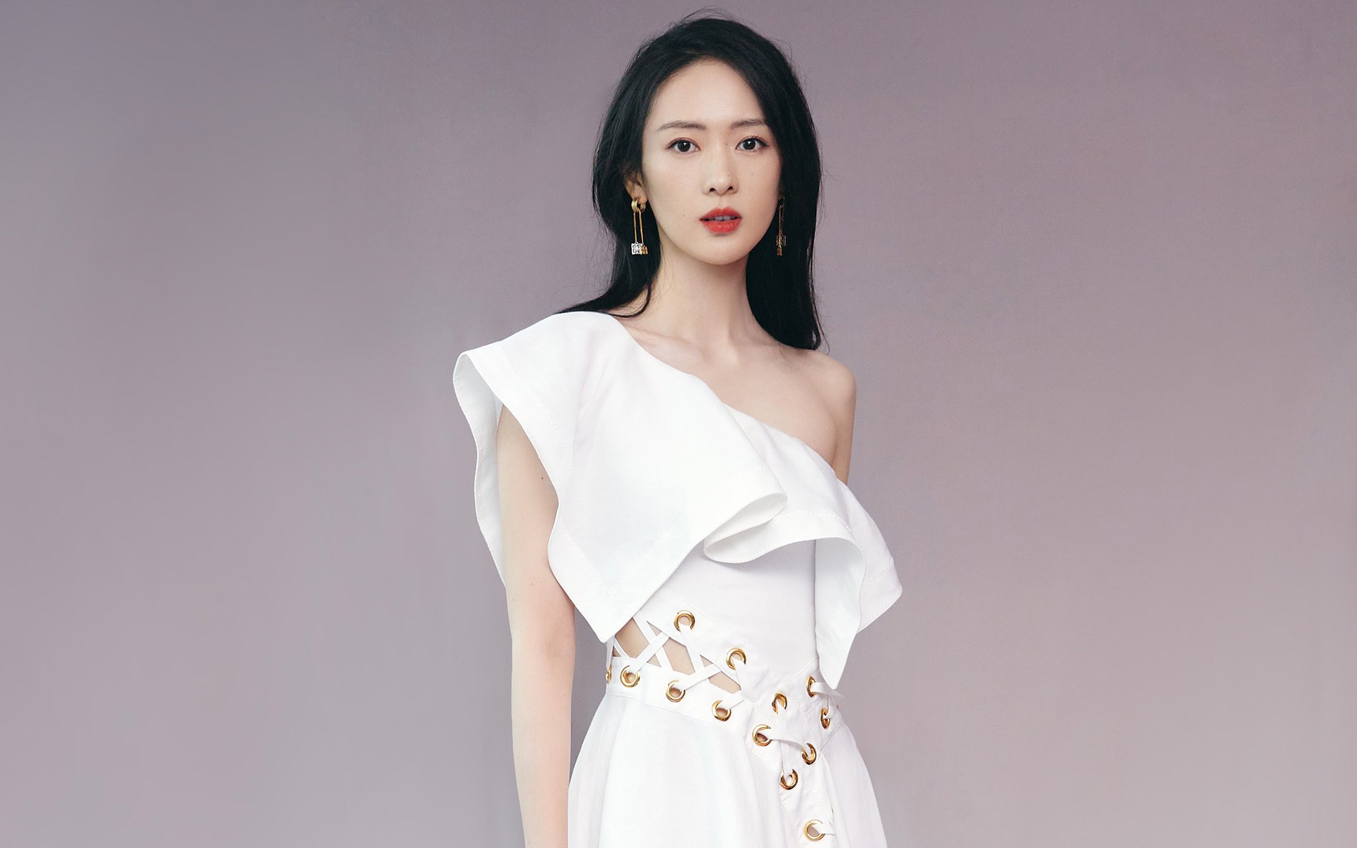 比赛中球员们百分百投入,为荣誉而战,比赛中一名运动员将球打到对手半台台面的垂直侧面