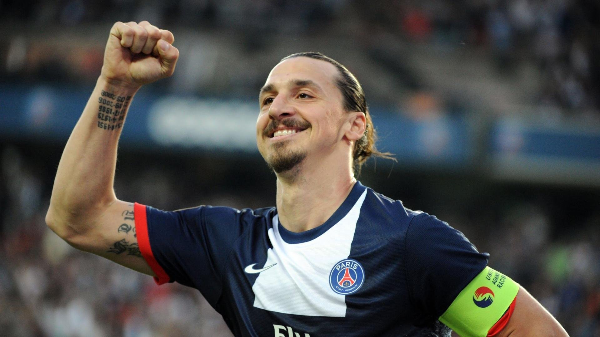 青少年篮球锦标赛：库里做客现场，现场投中长距离三分带动氛围！